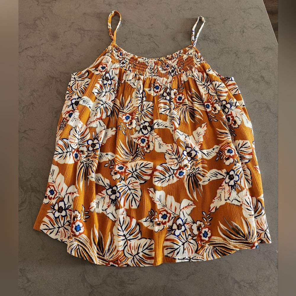 Evereve Floral Sleeveless Top w/adjustable Straps.  Sz L